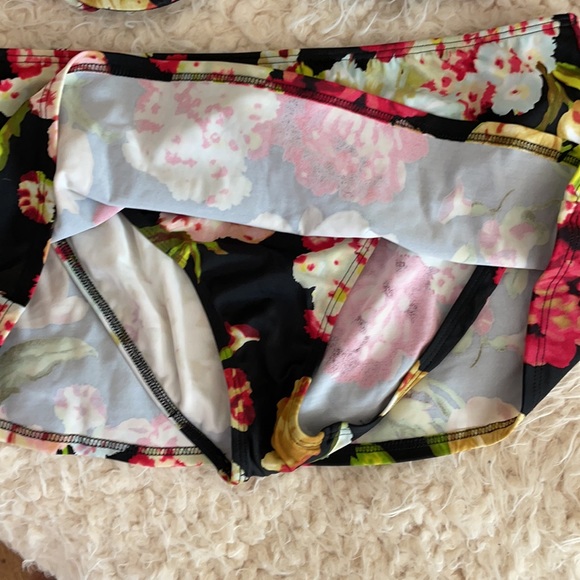 New Women’s Bikini Bathing Suit by Newport News - Picture 2 of 10